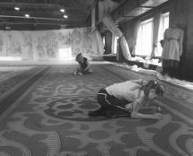 Владимир Чёрный художник. <br/>Работа над орнаментальной частью занавеса.