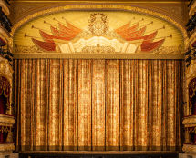 Владимир Чёрный художник. <br/>Сотканый по эскизам В.Чёрного золотой занавес «РОССИЯ», с арлекином нарисованным художником Е.Кравцовым, по эскизу А.Пикаловой. 2011 г.