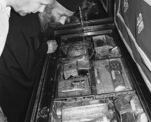 Владимир Чёрный художник. <br/>У мощей угодников Божиих в монастыре «Иверон».