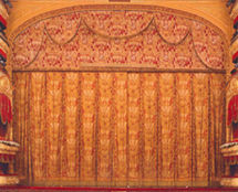 Владимир Чёрный художник. <br/>Золотой занавес Ф.Федоровского, с измененным над ним арлекином, нарисованным по эскизам художника С. Бархина.