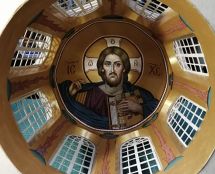 Владимир Чёрный художник. <br/>Макет-эскиз купола храма с мозаичным Христом Вседержителем.<br/>2023 г. картон, темпера, золочение.<br/> Масштаб 1:20